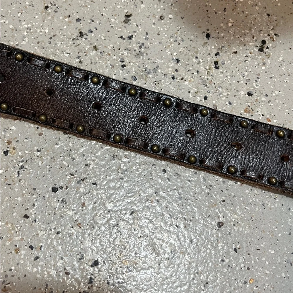 LEATHER LACED AND STUDDED BELT WITH ROUNDED GOLD TONE BUCKLE BRN SIZE 41 UNISEX